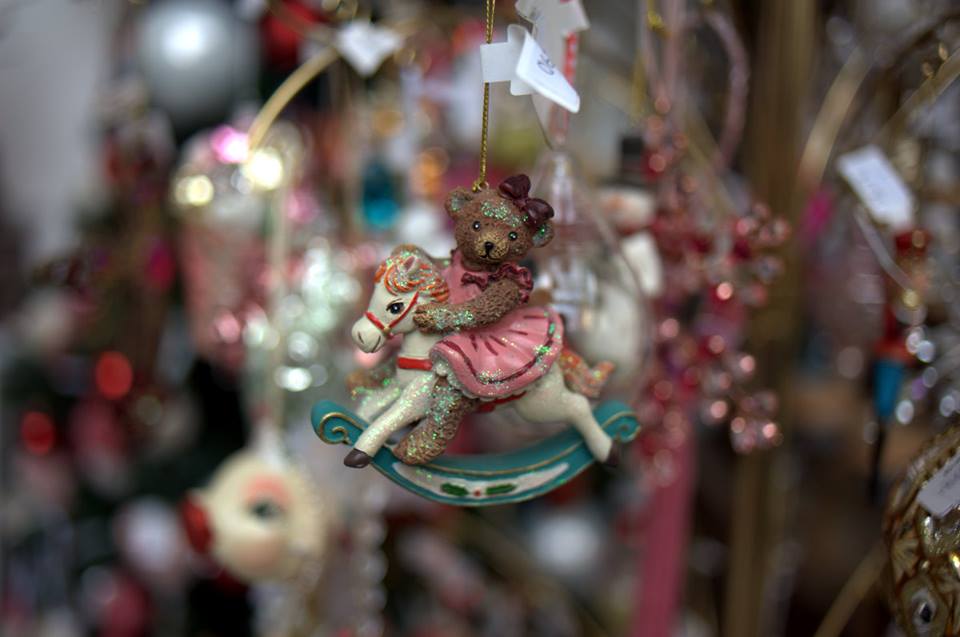 Office Plant Blog_ pastelowe święta na różowo pastelowe dodatki bożonarodzeniowe