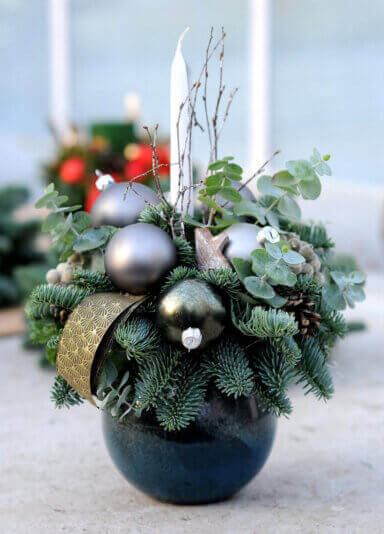 Świąteczna dekoracja do biura: stroik z bombkami