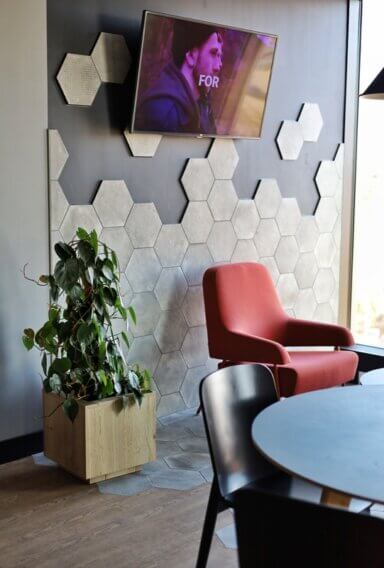 Aranżacja zieleni w przestrzeni biurowej kompleksu High5ive - roślina w drewnianej kwadratowej donicy w sali konferencyjnej